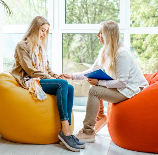supportive-conversation-in-bright-room